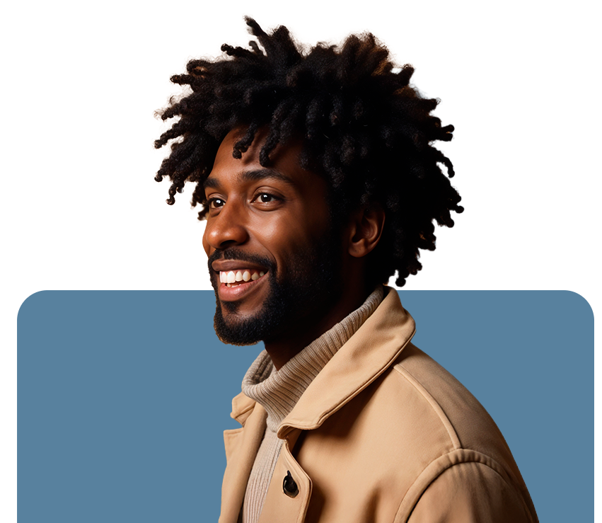 Homem sorridente com cabelo black power